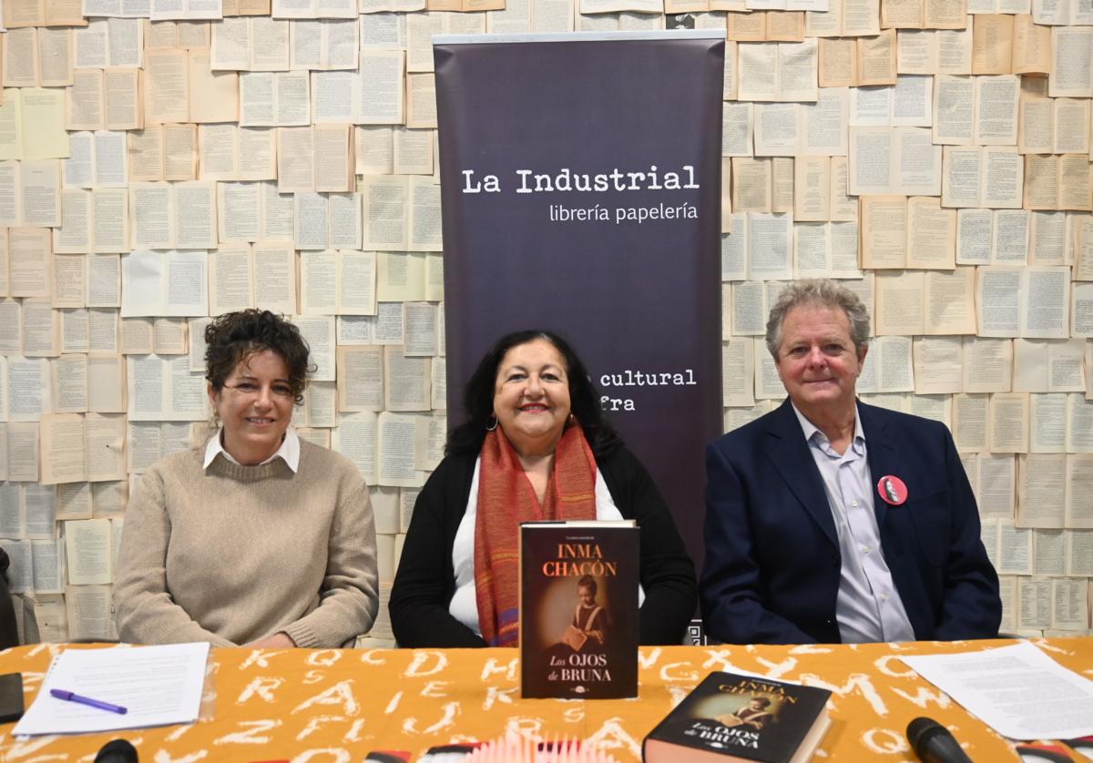 La escritora con sus acompañantes durante el acto