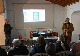 El autor y el ilustrador del libro durante la presentación