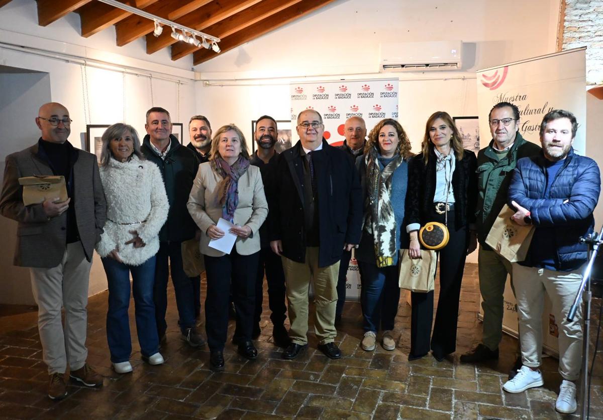 Los homenajeados junto a la alcalde y los concejales y la directora de la UPZ