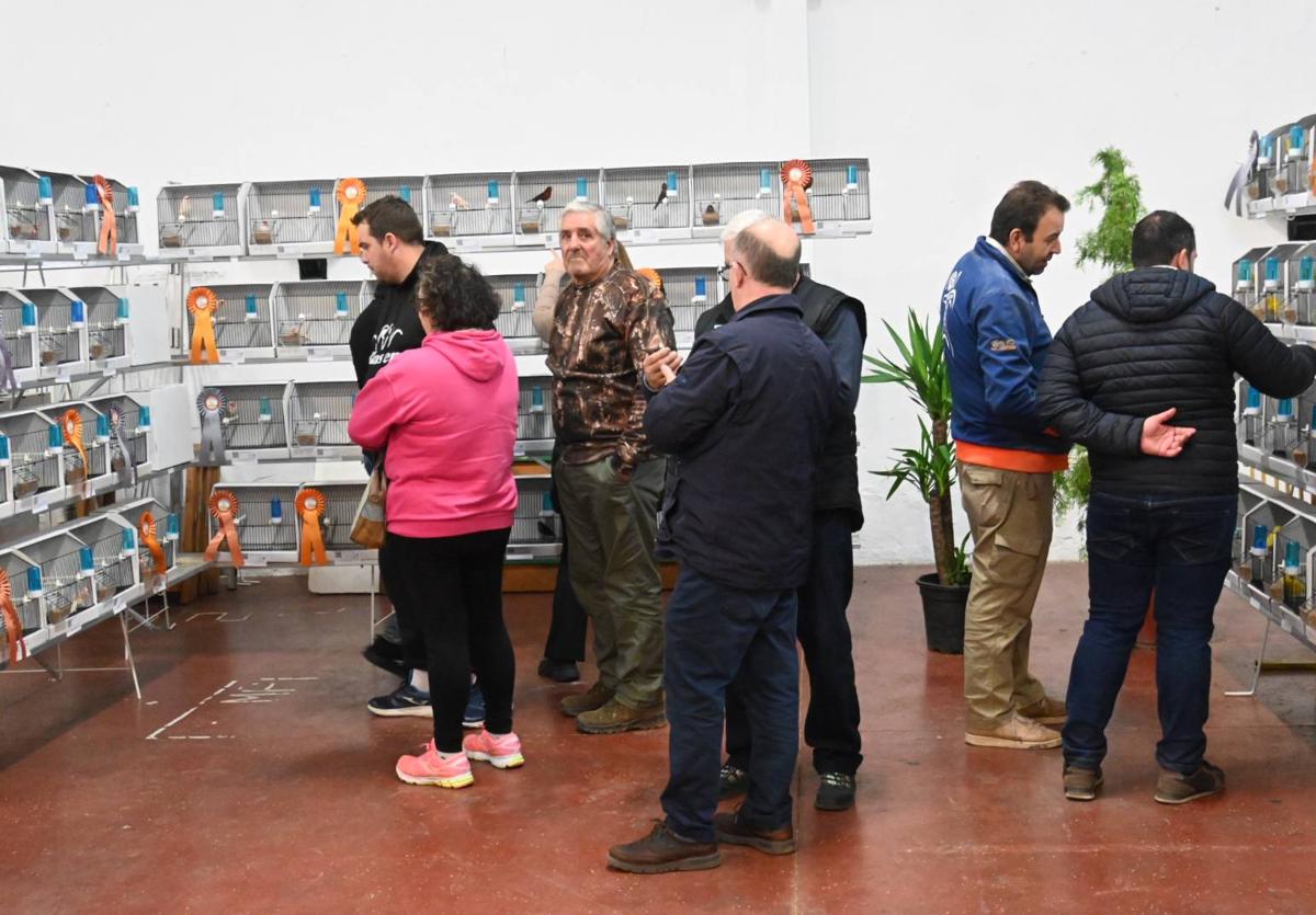 Algunos aficionados en la exposición