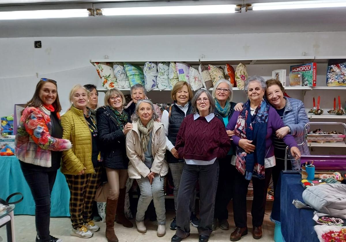 La presidenta de la ONG junto a las voluntarias que hacen posible este mercadillo
