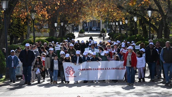 Un centenar de personas marchó solidariamente a favor de Cáritas