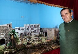 Francisco Hernández junto a su belén