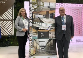 El alcalde junto a la directora de la Oficina de Turismo