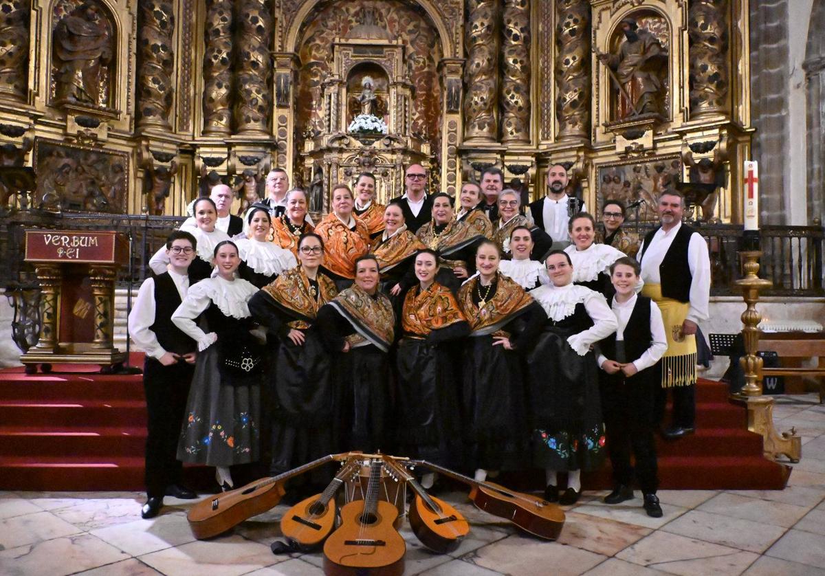 El grupo de Coros y Danzas El Castellar en La Candelaria y ante la imagen de Santa Brígida