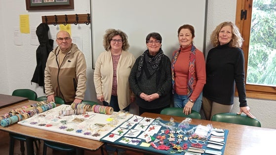 ASVOSE abre cada miércoles en el Centro de Mayores una venta artesanal solidaria