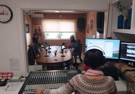 Trabajadores de Radio Emisur, en su puesto de trabajo