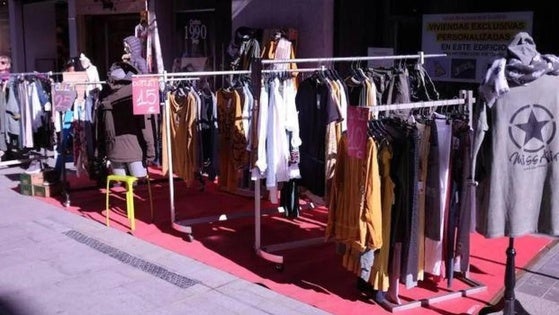 Los comercios de la calle Sevilla y aledañas vuelven a sacar sus productos a la calle
