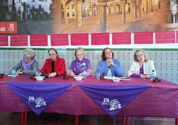 Las mujeres participantes y representantes de las asociaciones durante el encuentro