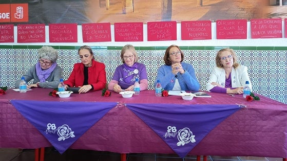 El PSOE conmemoró el 8M con asociaciones feministas que analizaron la evolución del movimiento y los retos pendientes
