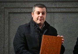 El pregonero con las pastas que guardan su discurso