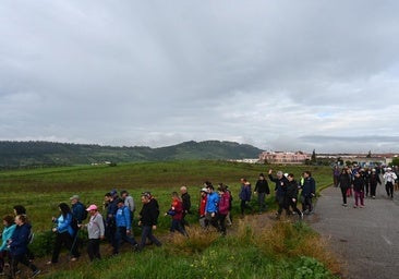 Los senderistas en plena ruta
