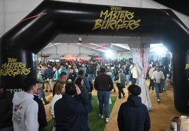 Gran ambiente en la plaza de toros para probar las hamburguesas