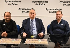 El dedegado de la Federación Extremeña de Caza junto al alcalde y el concejal