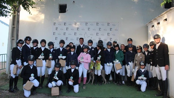 Jinetes y amazonas participantes en el concurso