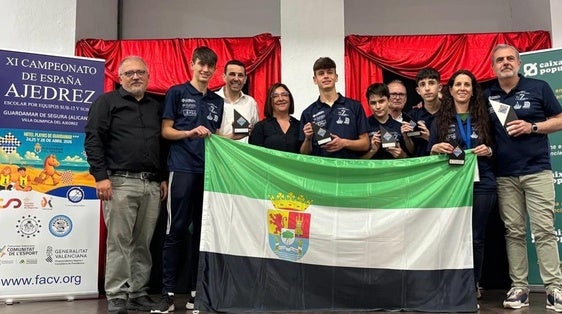 El equipo del instituto recogió su trofeo