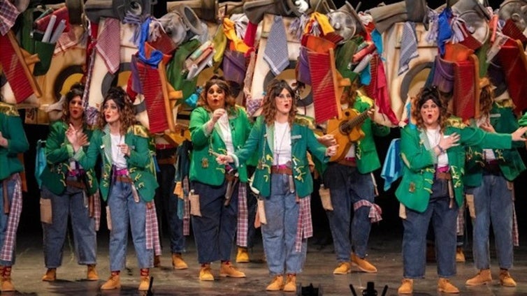 La comparsa en un momento de su actuación en el Carnaval de Cádiz 2025
