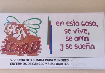 Cartel que luce en el alojamiento que ÍCARO pone a disposición de los niños con cáncer