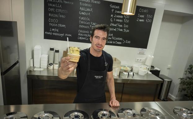 Claudio Marrone, de Primitivus Gelato, muestra su helado de pistacho extremeño