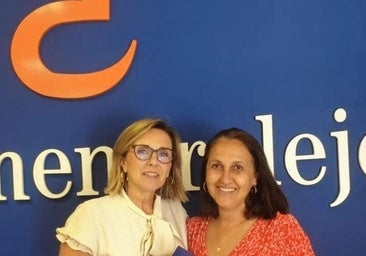 La directora de la oficina de Cajalmendralejo y la presidenta de la ONG