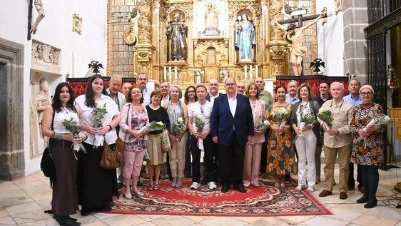 Foto de familia con los voluntarios y beefactores galardonados