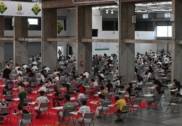 Los estudiantes en el Pabellón Felipe VI el primer día de las pruebas