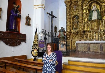 Marta Ruvio en la Capilla de San José ante las imágenes titulares de la hermandad