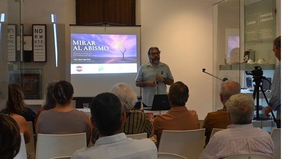 Una conferencia del investigador Luis López-Lago puso el foco en el suicidio en la Extremadura rural