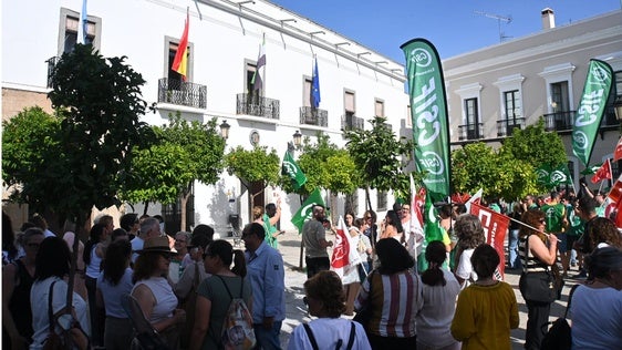 CSIF, UGT y CCOO concentraron a los trabajadores municipales para exigir el cumplimiento de sus derechos laborales