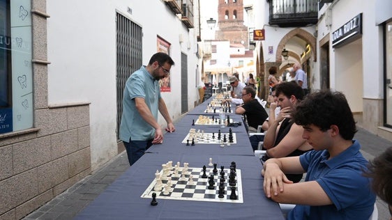 Una treintena de jugadores se enfrentaron al Gran Maestro Manuel Pérez Candelario y su hijo en una simultánea de ajedrez