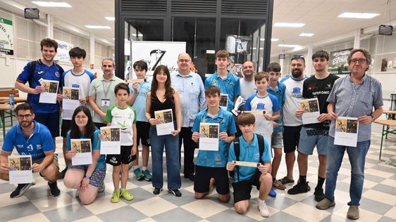 Foto de familia con los primeros clasificados de las distintas categorías