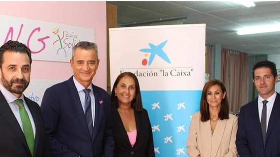 Momento del anuncia y entrega de la ayuda por parte de representantes de la entidad a la presidenta de la ONG
