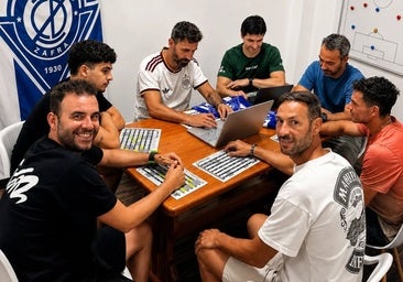 En entrenador con parte de su cuerpo técnico
