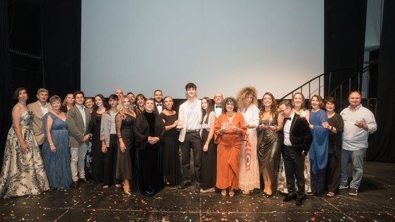 Foto de familia con los galardonados en 2025