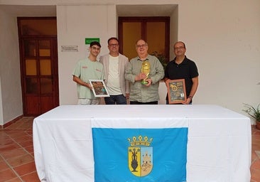 El alcalde y el concejal junto con el organizador de la exposición y el árbitro zafrense