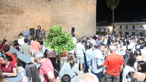 La fiesta junto al arco del cubo