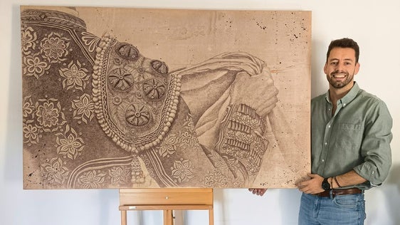 El autor con una de sus obras