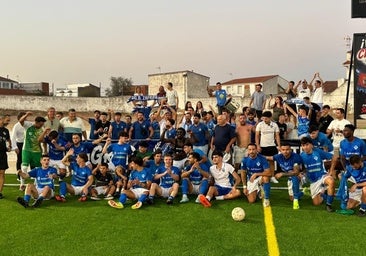 El equipo junto a los aficionados en Quintana