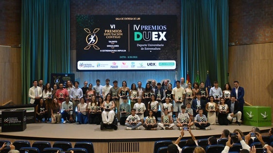Foto de familia con los premiados