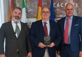 Juan Carlos Fernández recogió el premio acompañado de Santiago Malpica y Antonio Navarro