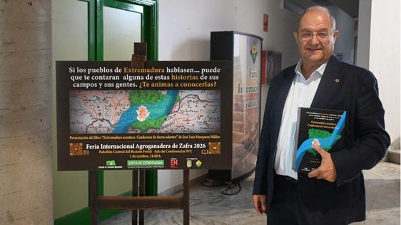 El autor con su libro en el pabellón central