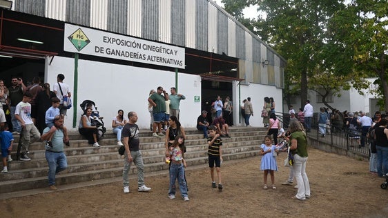 Entrada de la nave dedicada a la cinegética