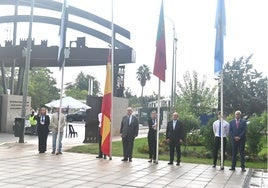 Momento del izado de banderas