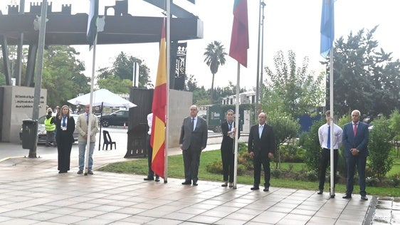 Momento del izado de banderas