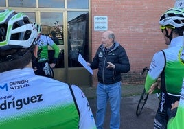 Alfonso Rodríguez da instrucciones a los ciclistas del equipo