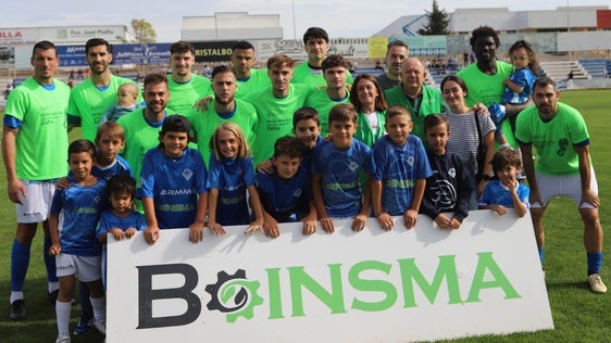 El once inicial junto a miembros de la Junta Local de la AECC, a quien el club quiso rendir homenaje