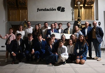 El grupo joven con sus galardonados en 2025