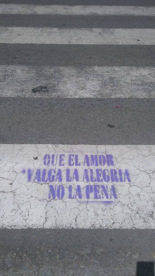 Zafra Violeta denunciada por las pintadas en los pasos de peatones