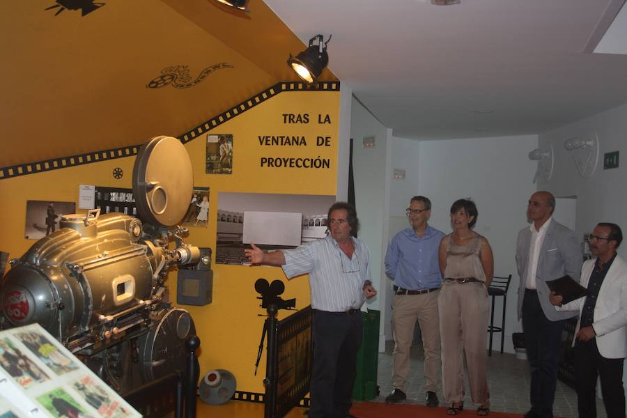El Ayuntamiento y el CIT presentan un proyector de cine en el teatro