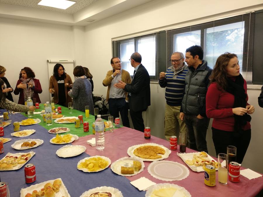 Los comerciantes intercambian impresiones a la hora de la comida 